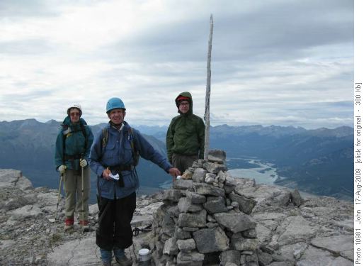 {276 Yol De}, {212 Da Mu} and {607 Dam Ga} on summit Roche Miette