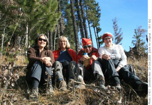 Cynthia, Kim, Wally & Dorothy-Ann at sunny lunch spot