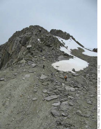 route choice near summit: ridge rocks or shale/snow slope