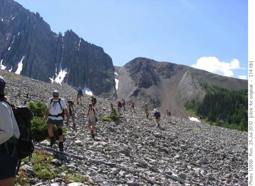 Crossing scree below Elpoca