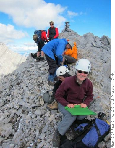 Back to front: {413 g lu}, {746 je ma}, orange {532 j du}, {212 d mu}, {581 su mcc}. and {223 ri pol} prepare to leave Mt Nestor summit