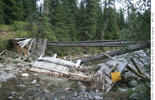 The 'bridge' with its (not needed) warning sign
