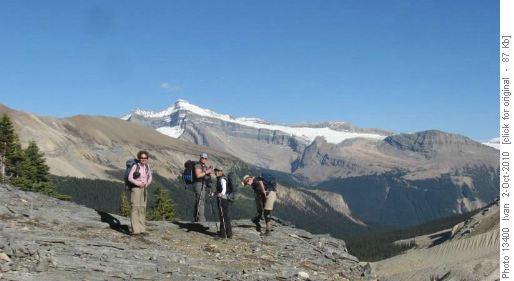 Kiwetinok Pass trail - Cordula, Alicja,Yoko, Ginger
