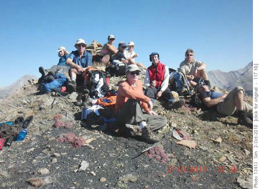 Lunch on Odlum Ridge east summit: L-R {532 j du}, {906 c v}, {581 su mcc},{1352 ka pe},{428 al sig},{212 d mu},{413 g lu},{1419 b to} and in front {220 ji pa}