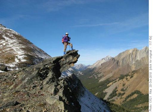 Ron in hero pose on col between Mt Lipsett peaks
