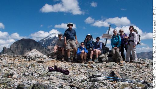 At Wenkchemna Pass (2,611m): Norman, Cornelis, Lynda, Tom, Lisa, Denise, Wanda and Barb.