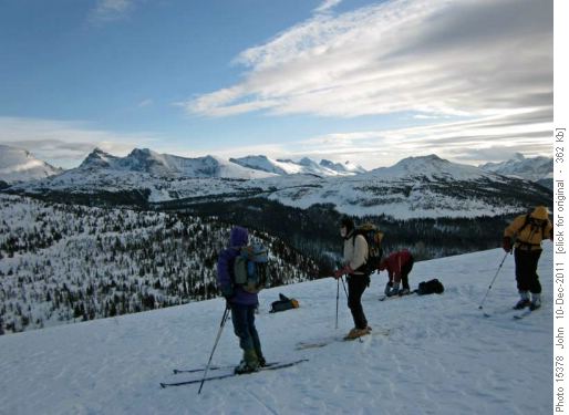 View over to Sunshine area: L to R some peaks are: Goat's eye, Eagle's Eyrie, Wawa ridge ... Twin Cairns ... Assiniboine