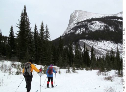 Approaching the Goat Ck parking lot with Ha-Ling in the background