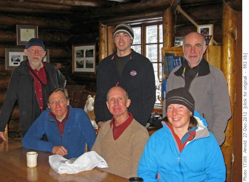 Lunch at Skoki Lodge: Back L-R {256 a we}, {1598 ai g}, {607 da gan}, front L-R {471 m cz}, {212 d mu}, {393 li we}