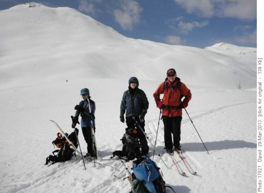 {168 si ga}, {454 gr dea} & {421 do d} take a break beneath Quartz Mtn - note ski tracks off summit