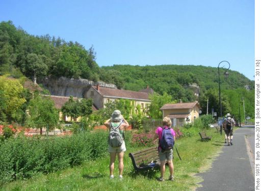 Approaching Les Eyzies & our hotel