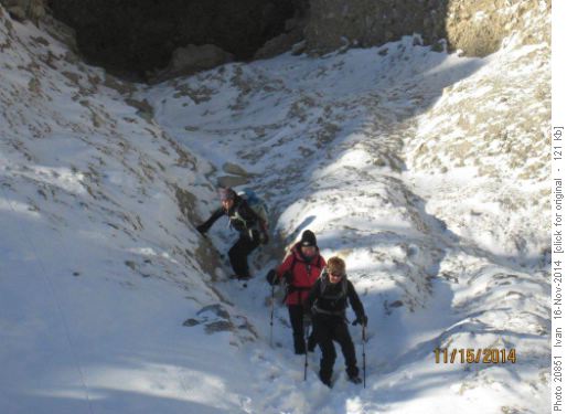 Jennifer,Susan,Yoko-exploring cave