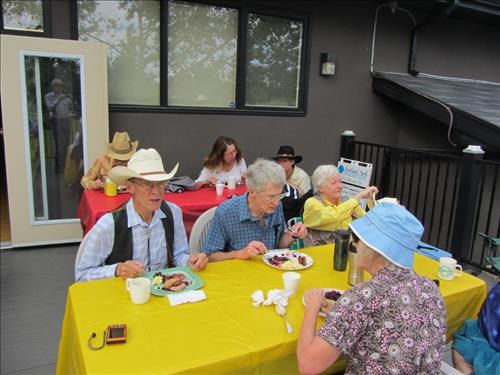 {229 Dave Reid}, {421 Doug Davison} & {231 Dorothy Reimer} share the yellow table across from {1331 Dei De}