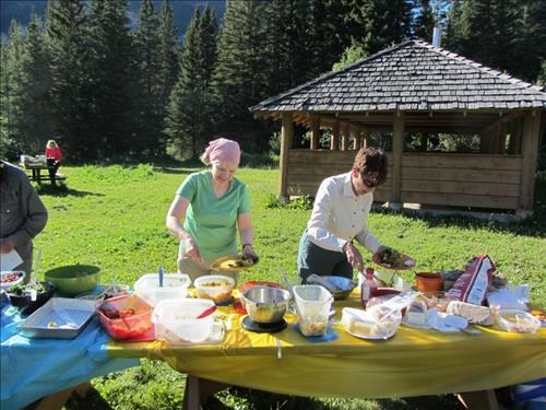 {1566 Jane Cary} & {260 Ursula Wohlfarth} as the potluck table