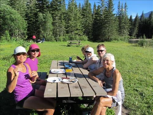 {581 Su Mc}, {841 Cordula Ri}, {203 Eve Mathies}, {202 Allan Mathies} & {428 Alda Sigvaldason} at the bbq