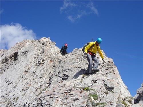 Ridge from North to South Indefatigable {976 je pr} red helmet; {212 d mu} yellow jacket