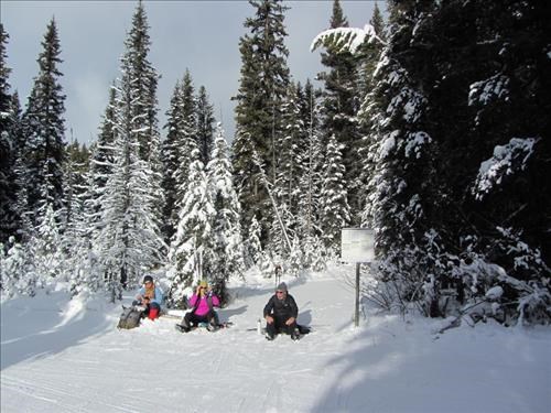 Lunch at the Packers-Pocaterra junction: John, Madeleine & Bernie