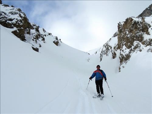 Carl skiing down from the col