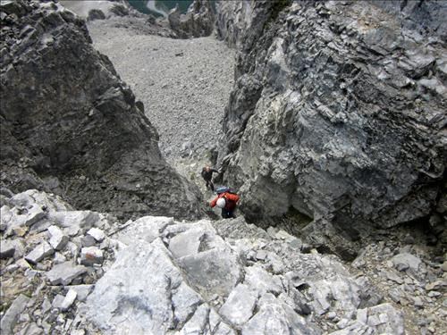 {471 Man Cze} ascending difficult chimney on summit block of Mount Remus