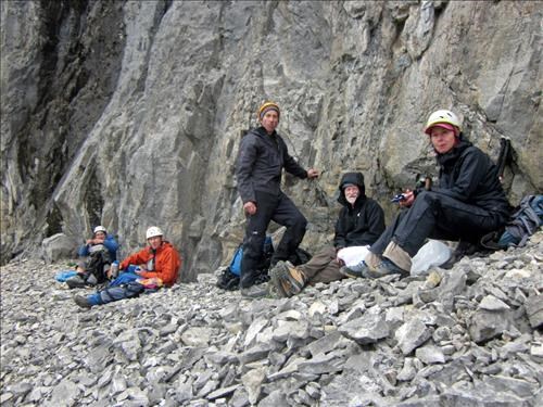 {1428 Hann Whi}, {471 Man Cz}, {851 Denn Fun}, {454 Gre Dea} and {841 Cord Rit} lunch below summit block on Mount Remus