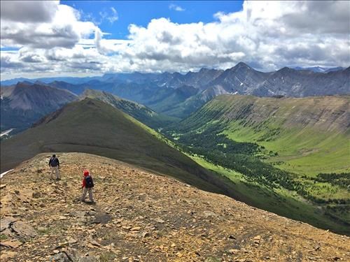 Heading south along Highwood Ridge looking for a lunch spot with less wind.