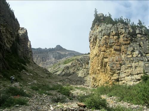 The 'gates' above the avalanche slope, which lead to the basin