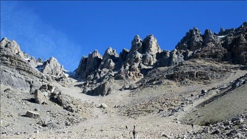 One very large and long scree/talus slope leading to the col