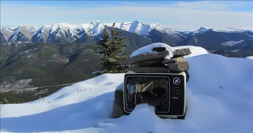 Hey, look - the game's on! (photo {177 ron hun})