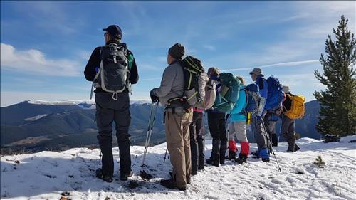 Naming peaks or contemplating the steep descent? (Photo Angela)