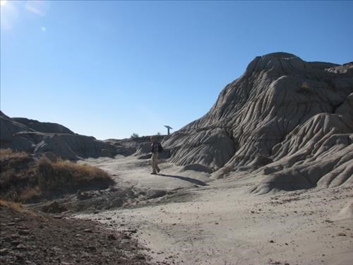 Hiking in the badlands of Dinosaur Provincial Park
