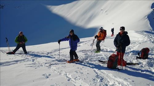 Getting ready for powder on the south slope below Hero Knob col. The weather is balmy here at the col! {1960 r he}, {188 Bill Leach}, {532 John Duerden}, {1456 Clifton Potter} (back), {471 Manfred Czechak}, {140 Norm Acquroff}