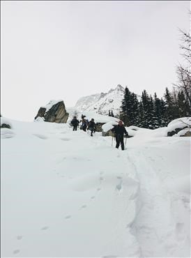 Returning from the viewpoint above Elephant Rocks.