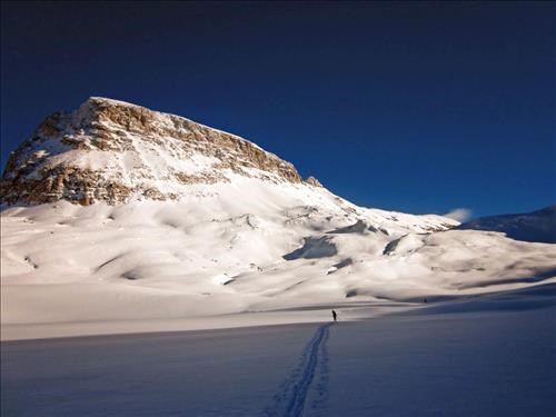 "Oxo" peak - skiers heading towards pass between "Oxo" and Dolomite peaks