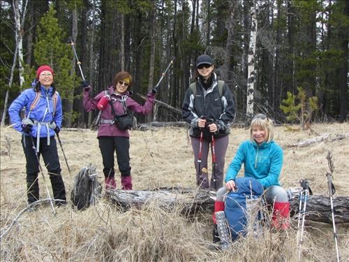 Snack Break on Sandy McNabb hills: Suzy, Mikako, Michiyo & Barb