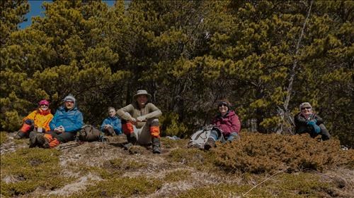 Lunch before the final push to Junction Hill: Jenny, Gordon, Bruce, Cornelis, Barb and Teresa 