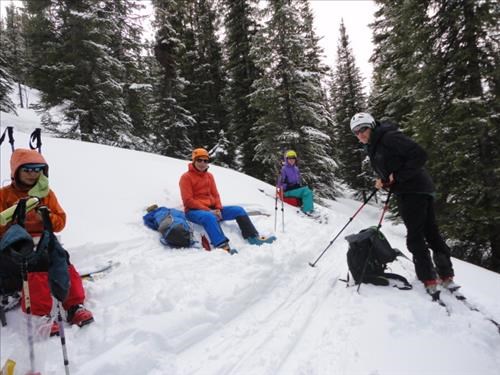 {168 si ga},{1659 da bet}, {1660 c ry} and {1703 je l} enjoy lunch on the Ross Lake Trail in Yoho NP.