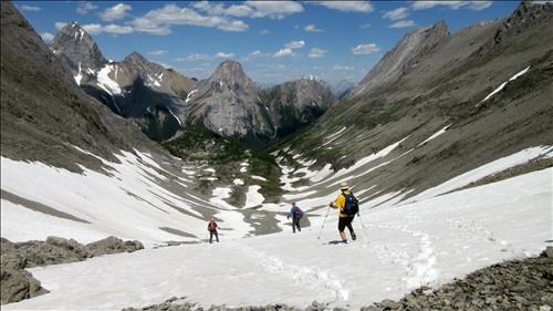 Descending the col and heading left towards the viewpoint