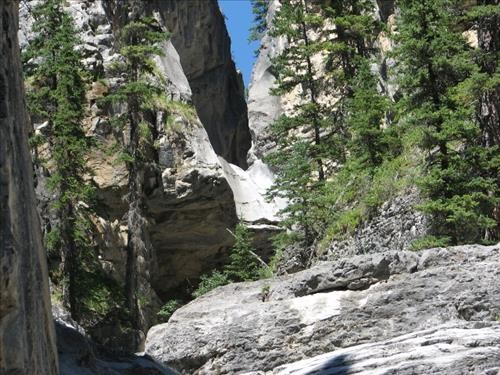 Overhanging pour off ends downstream exploration