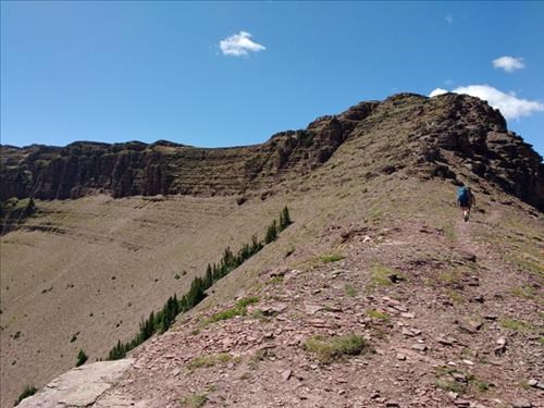 Lunch break at the col. Avion Ridge visible in the distance.
