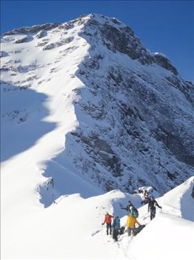 Ramblers deskin on shoulder of Hero's Knob