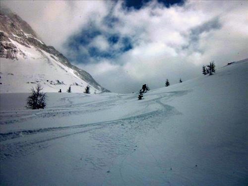 Very skiable snow on the north side of Birdwood col
