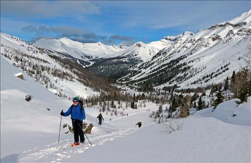 {188 bi l} tops out of Wolverine Valley on the Pumpkin Traverse