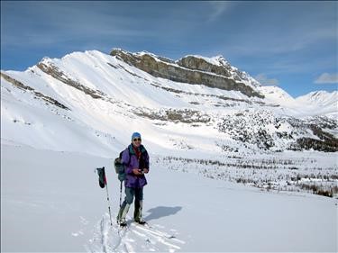 {212 d mu} on Pumpkin Traverse with Mt. Redoubt behind