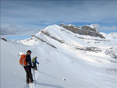 {906 c vo} and {1456 cl p} below Unity Peak with Mt. Redoubt in background