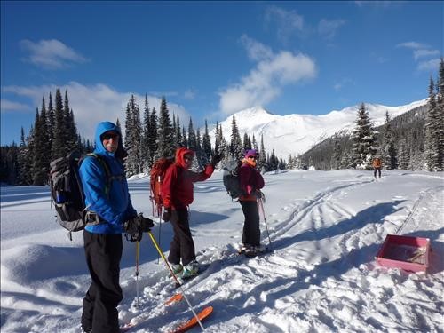 {1963 Carol Guthrie}Peter, Christine, Kim, Dave preparing for the ski out. 