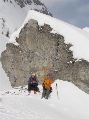 Senior Ramblers {471 Manf Cze} and {154 Phil Cree} find a prime lunch spot.
