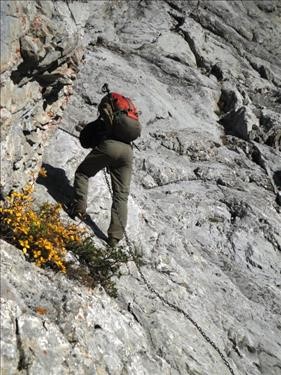 Gary descends upper chain below Carnarvon Lake