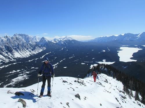 A brilliant sunny day on the upper section of the ridge