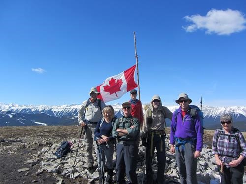 Group photo on top of Prairie Mtn