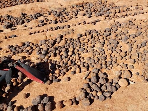 Volcanic Moqi stones on top of sandstone on the Petrified Dunes